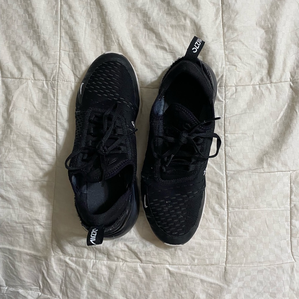 Black Nike air max 270
